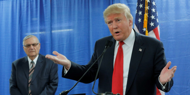 Während die Amerikaner angstvoll auf den Hurrikan starren, veröffentlicht Trump 4 umstrittene Entscheidungen