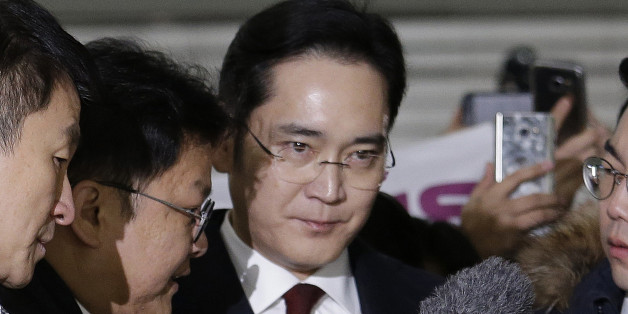 Lee Jae-yong (C) vice chairman of Samsung Electronics, arrives to be questioned as a suspect in a corruption scandal that led to the impeachment of President Park Geun-Hye, at the office of the independent counsel in Seoul on January 12, 2017. / AFP / POOL / AHN Young-Joon (Photo credit should read AHN YOUNG-JOON/AFP/Getty Images)