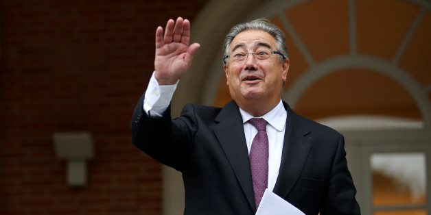 Spain's new Interior Minister Juan Ignacio Zoido Alvarez waves a he arrives to attend his first cabinet meeting at the Moncloa Palace in Madrid, November 4, 2016. REUTERS/Sergio Perez