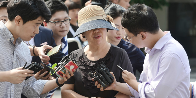 공관병에 대한 '갑질' 혐의로 형사 입건된 박찬주 육군 제2작전사령관(대장)의 부인이 7일 오전 서울 용산구 군 검찰단에 참고인 신분으로 출석하고 있다.