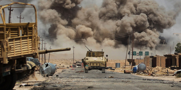 TOPSHOT - Smoke billows as Iraqi forces advance towards Al-Ayadieh village, the last remaining active front line near Tal Afar, during an operation to retake the city from the Islamic State (IS) group on August 29, 2017. / AFP PHOTO / AHMAD AL-RUBAYE (Photo credit should read AHMAD AL-RUBAYE/AFP/Getty Images)