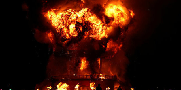 L'effigie du festival Burning Man, durant le traditionnel feu auquel 7000 participants assistent, dans le désert de Black Rock (Nevada)