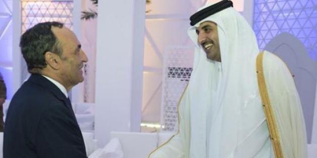 Le président de la Chambre des représentants, Habib El Malki, serrant la main du Premier ministre et ministre de l'Intérieur du Qatar, Cheikh Abdallah Bin Nasser Bin Khalifa Al Thani, lors de sa visite officielle au Qatar.