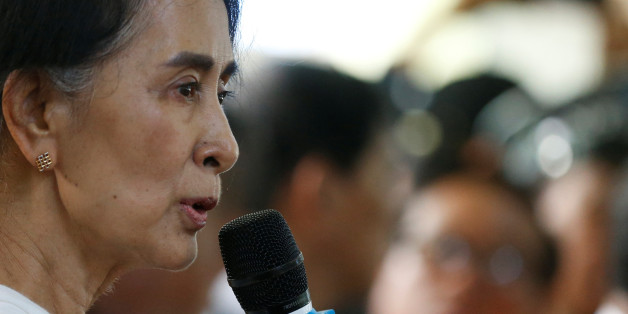 Myanmar State Counselor Aung San Suu Kyi gives a memorial speech for Aung Shwe, former chairman of National League for Democracy (NLD) party, during his funeral in Yangon, Myanmar August 17, 2017. RETUERS/Soe Zeya Tun