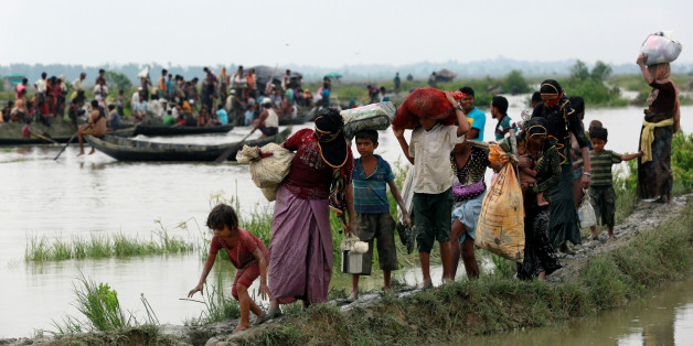 Des réfugiés rohingyas traversant la frontière entre la Birmanie et le Bangladesh, mercredi 6 septembre 2017.
