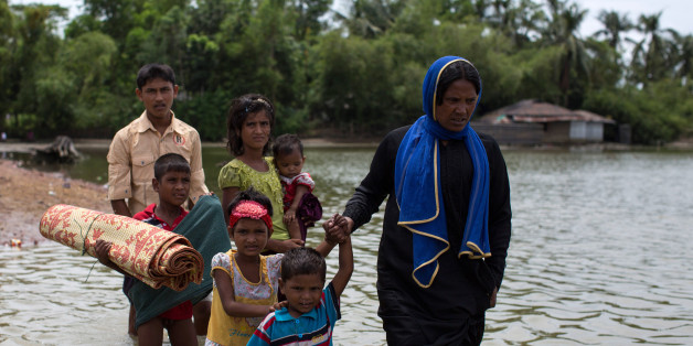 DAKHINPARA, BANGLADESH - SEPTEMBER 08: Rohingya Muslim refugees wade through water after arriving by boat from Myanmar on September 08, 2017 in Whaikhyang Bangladesh. Thousands of Rohingya continue to cross the border after violence erupted in Myanmar's Rakhine state when the country's security forces allegedly launched an operation against the Rohingya Muslim community. (Photo by Dan Kitwood/Getty Images)