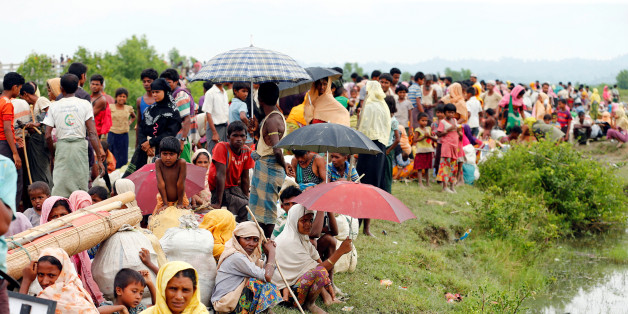 Rohingya refugees are seen waiting for a boat to cross the border through the Naf river in Maungdaw, Myanmar, September 7, 2017.REUTERS/Mohammad Ponir Hossain