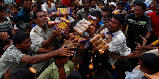 Rohingya refugees jostle to receive food distributed by local organizations in Kutupalong, Bangladesh, September 9, 2017. REUTERS/Danish Siddiqui