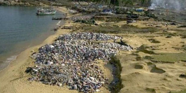 Les tonnes de vetements envoyes en dons a l'Indonesie apres le tsunami de 2004.