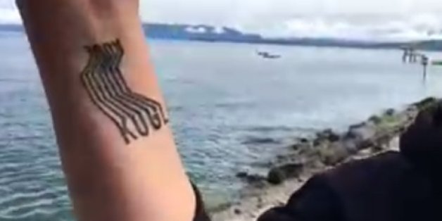 La jeune femme arbore fièrement son nouveau tatouage.