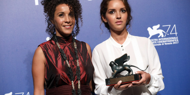 Sofia Djama et Lyna Khoudri posent pour le prix Orizzonti pour le prix de la "Meilleure actrice" dans son rôle dans "les Bienheureux."