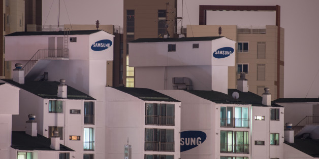 A general view shows Samsung apartment buildings amongst the Seoul city skyline on October 11, 2016.
Samsung on has pulled the final plug on its troubled Galaxy Note 7 smartphone, permanently discontinuing production of the flagship device that has been mired in a disastrous recall over exploding batteries. / AFP / Ed Jones (Photo credit should read ED JONES/AFP/Getty Images)
