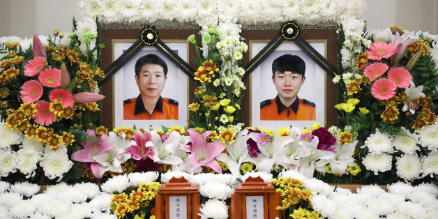 17일 강원도 강릉시 강문동 석란정에서 발생한 화재 진압 중 순직한 고(故) 이영욱 소방위(59)와 고(故) 이호현 소방사(27)의 영정이 합동분향소에 놓여 있다.