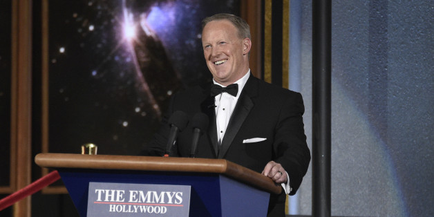 Emmy-Moderator Stephen Colbert attackiert Trump - dann holt er dessen Ex-Sprecher Sean Spicer auf die Bühne
