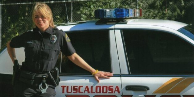 Stephanie Hicks in Uniform der Tascaloosa Polizei.