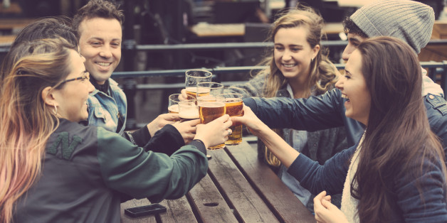 Ein Inhaltsstoff von Bier aktiviert nach neuen Erkenntnissen das Belohnungszentrum im Gehirn.