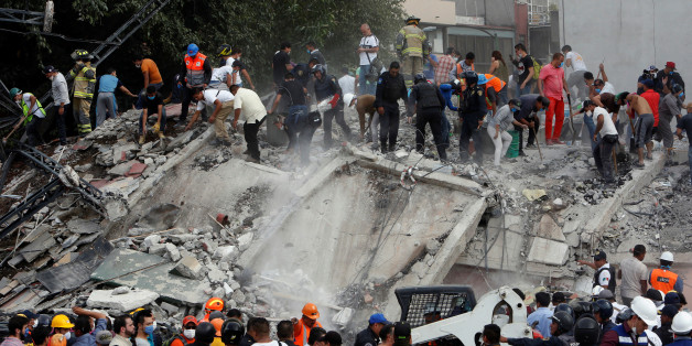 Soldiers, rescuers and people work at a collapsed building after an earthquake in Mexico City, Mexico September 19, 2017. REUTERS/Ginnette Riquelme