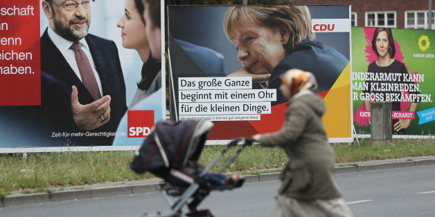 Eine Muslima mit einem Kinderwagen auf einer Straße in Berlin. Photo by Sean Gallup/Getty Images