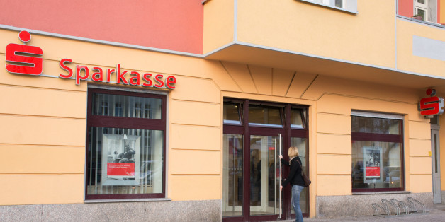 Sparkasse bekommt widerlichen Hass-Brief - und antwortet dem Pöbler genau das Richtige