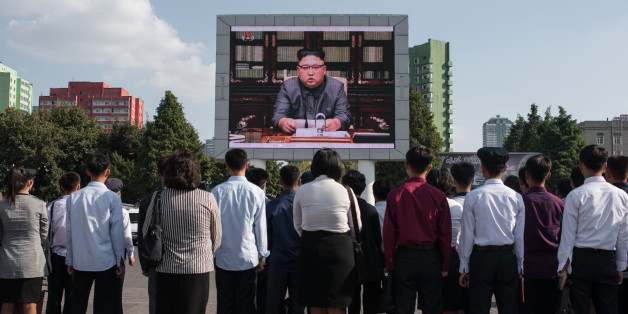 Des spectateurs écoutent un discours du leader nord-coréen Kim Jong-Un sur un écran public à Pyongyang, le 22 septembre 2017