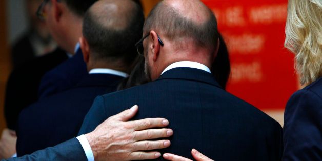 Kollegen legen SPD-Chef Martin Schulz die Hand auf den Rücken