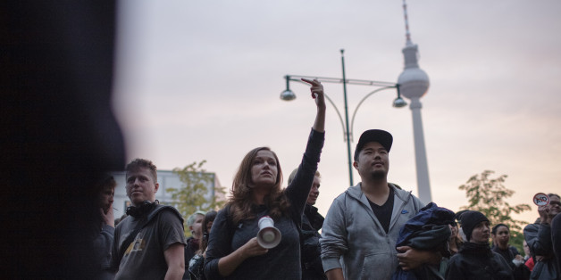 Mehr als tausend Menschen haben sich einen Tag nach der Wahl zur Demonstration gegen die AfD versammelt - Photo by Eric Cortes/NurPhoto via Getty Images