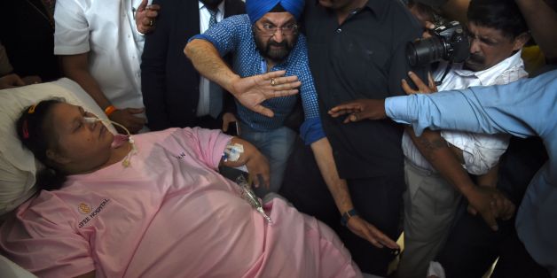 Egyptian national Eman Ahmed Abd El Aty (L) is taken on a stretcher towards an ambulance at a hospital in Mumbai on May 4, 2017.An Egyptian once believed to be the 'world's heaviest woman' has left an Indian hospital for the United Arab Emirates where she will continue treatment following drastic weight-loss surgery, doctors said. / AFP PHOTO / PUNIT PARANJPE (Photo credit should read PUNIT PARANJPE/AFP/Getty Images)
