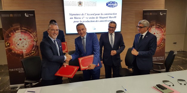 Pietro Gorlier, PDG de Magneti Marelli avec Moulay Hafid Elalamy, ministre de l'Industrie en présence de Mohamed Boussaid, ministre de l'Économie et des Finances
