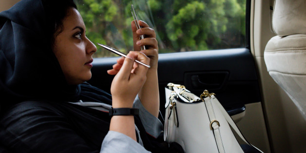 Une Saoudienne dans un taxi a Jeddah, Arabie Saoudite. 6 Aout 2017. Photographer: Tasneem Alsultan/Bloomberg via Getty Images
