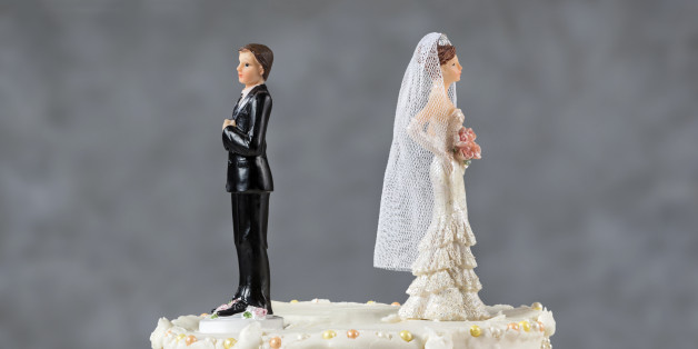 Wedding cake spouses turning their backs to each other for emerging problems