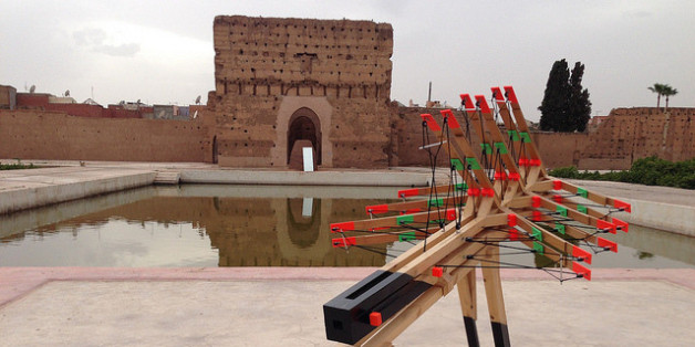 Une sculpture de l'artiste Max Boufathal au Palais El Badi de Marrakech pendant la 5e Biennale, en 2014
