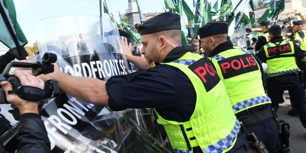 Police officers stop the far-right Nordic Resistance Movement march as it changed the planned route, on September 30, 2017 in Gothenburg, Sweden.
/ AFP PHOTO / TT News Agency / Fredrik SANDBERG / Sweden OUT (Photo credit should read FREDRIK SANDBERG/AFP/Getty Images)