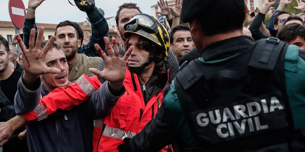 GIRONA, SPAIN - OCTOBER 1: Police and gendarmerie crew intervene the voters in the Catalan independence referendum at a sport hall, where Catalan President Carles Puigdemont would be voting, in Girona, Spain on October 1, 2017. Tensions rose in some voting centers, including Saint Julia de Ramis School in Girona and Ramon Llull School in Barcelona, as dozens of anti-riot Spanish police blocked Catalan activists from voting. (Photo by Burak Akbulut/Anadolu Agency/Getty Images)
