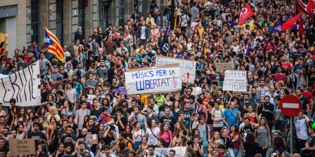 BARCELONA, CATALONIA, SPAIN - 2017/10/03: Thousands of citizens protester demonstrate against the Spanish police at the police headquarters.Catalans protest against police violence after Catalonia's independence referendum, that had been banned by the Spanish Government. More than 800 people were injured in the Spanish police crackdown on voters during the referendum. (Photo by Brais G Rouco/SOPA Images/LightRocket via Getty Images)