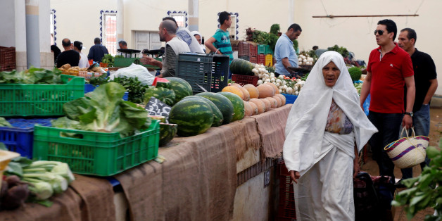 A women buys vegetables the first day of the holy fasting month of Ramadan at a market in Tunis, Tunisia, May 27, 2017. REUTERS/Zoubeir Souissi