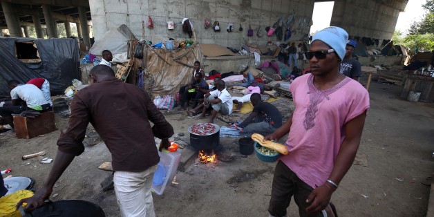 Des migrants installés sous un pont sur la périphérie d'Alger, le 24 juillet 2017