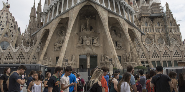 BARCELONA, SPAIN - OCTOBER 03: Tourists walk past the Basilica i Temple Expiatori de la Sagrada Familia, which has been closed during a regional general strike to protest against the violence that marred Sunday's referendum vote on October 3, 2017 in Barcelona, Spain. According to the Catalonia's government more than two million people voted on Sunday in the referendum of Catalonia, which the Government in Madrid had declared illegal and undemocratic. Officials said that 90% of votes cast were for independence. The Catalan goverment's spokesman said that an estimated of 770,000 votes were lost as a result of 400 polling stations being raided by Spanish police. Hundreds of citizens were injured during the police crackdown. (Photo by Dan Kitwood/Getty Images)