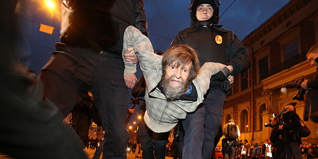 ST PETERSBURG, RUSSIA - OCTOBER 7, 2017: Policemen detain participants in an unauthorized rally in support of opposition activist Alexei Navalny currently placed under administrative detention on charges of inciting to protest action. Peter Kovalev/TASS (Photo by Peter Kovalev\TASS via Getty Images)