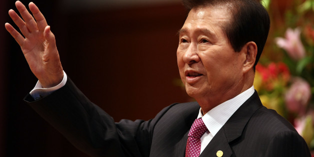KYOTO, JAPAN - OCTOBER 30: Former South Korean president and former Nobel Peace Prize Winner Kim Dae-Jung greets the audience after delivering a memorial lecture upon becoming a Honorary Professor of Ritsumeikan University on October 30, 2007, in Kyoto, Japan. Dae-Jung earned his Nobel Peace Prize in 2000 as a result of a contribution to the development of peace in the Korean peninsula, in the South Korea-Japan relationship and in the post war era. Korean Central Intelligence Agency (KCIA) rec