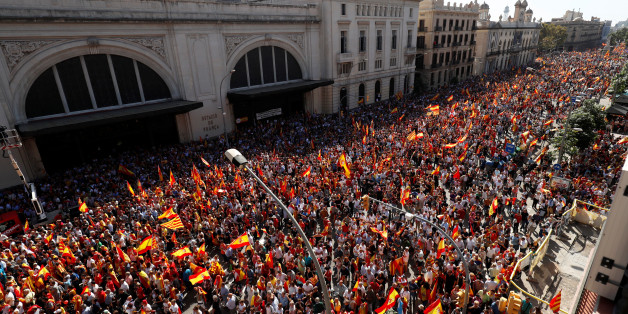 A pro-union demonstration organised by the Catalan Civil Society organisation makes its way through the streets of Barcelona, Spain October 8, 2017. REUTERS/Rafael Marchante