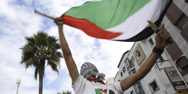 Pro-Palestinian protester holds Palestinian flag and dummy knife during a demonstration organized by Al Adl wal Ihsane, a Moroccan Islamist association, in solidarity with the Palestinian people, in Casablanca, Morocco October 25, 2015. REUTERS/Youssef Boudlal