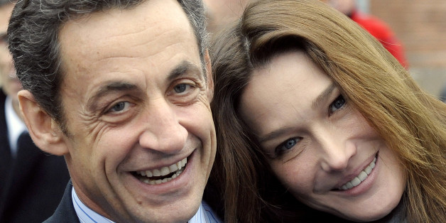 France's President Nicolas Sarkozy (L) and his wife Carla Bruni-Sarkozy pose before a visit a hospital in Creteil near Paris December 22, 2009. REUTERS/Gerard Cerles/Pool (FRANCE - Tags: POLITICS HEALTH)