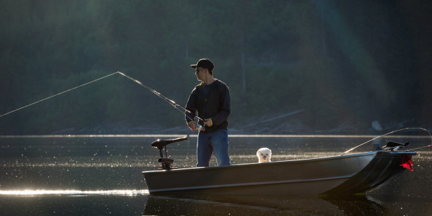 Ein Angler will nur den Fisch aus dem Wasser ziehen - Sekunden später ringt er um sein Leben.