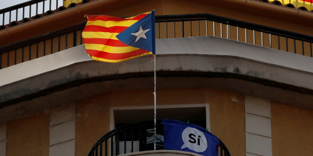 An Estelada (Catalan separatist flag), banner that reads "Yes", and Spanish flag hang from balconies in Barcelona, Spain, October 14, 2017. REUTERS/Gonzalo Fuentes