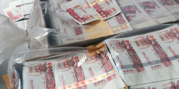 A picture taken on October 26, 2009 in Lyon, central France shows plates of false printed Algerian Dinar banknotes, shown during a press conference given after the police broke up a network of counterfeit currency. Twelve people were jailed and indicted on October 25, but the network has already used at least 200,000 banknotes of 1,000 dinars, or nearly 2 million Euros, said judicial police. AFP PHOTO PHILIPPE MERLE (Photo credit should read PHILIPPE MERLE/AFP/Getty Images)
