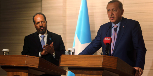 Turkish President Tayyip Erdogan (R) and Somalia's President Hassan Sheikh Mohamud (L) address a news conference during the opening ceremony of the new Turkish embassy in Abdiazizi district of Somalia's capital Mogadishu, June 3, 2016. REUTERS/Feisal Omar