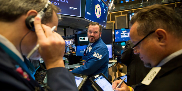 Traders work on the floor of the New York Stock Exchange (NYSE) in New York, U.S., on Monday, Oct. 16, 2017. The dollar strengthened and Treasuries fell after Federal Reserve Chair Janet Yellen suggested gradual rate increases are warranted despite soft inflation. Gains in oil and copper drove a gauge of commodities to a six-month high. Photographer: Michael Nagle/Bloomberg via Getty Images