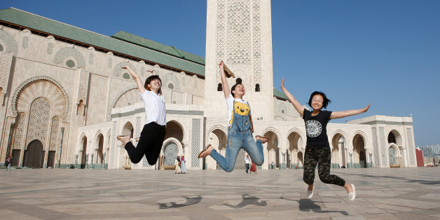 Des touristes chinoises devant la mosquée Hassan II de Casablanca, 6 octobre 2016.