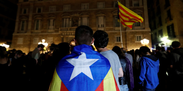 A man wears an Estelada, Catalan separatist flag, as protesters gathered outside the regional government headquarters after Spain's High Court jailed the leaders of two of the largest separatist organizations, the Catalan National Assembly's Jordi Sanchez and Omnium's Jordi Cuixart, in Barcelona, Spain, October 16, 2017. REUTERS/Gonzalo Fuentes