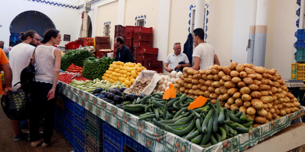People buy vegetables on the first day of the Muslim holy fasting month of Ramadan at a market in Tunis, Tunisia, May 27, 2017. REUTERS/Zoubeir Souissi